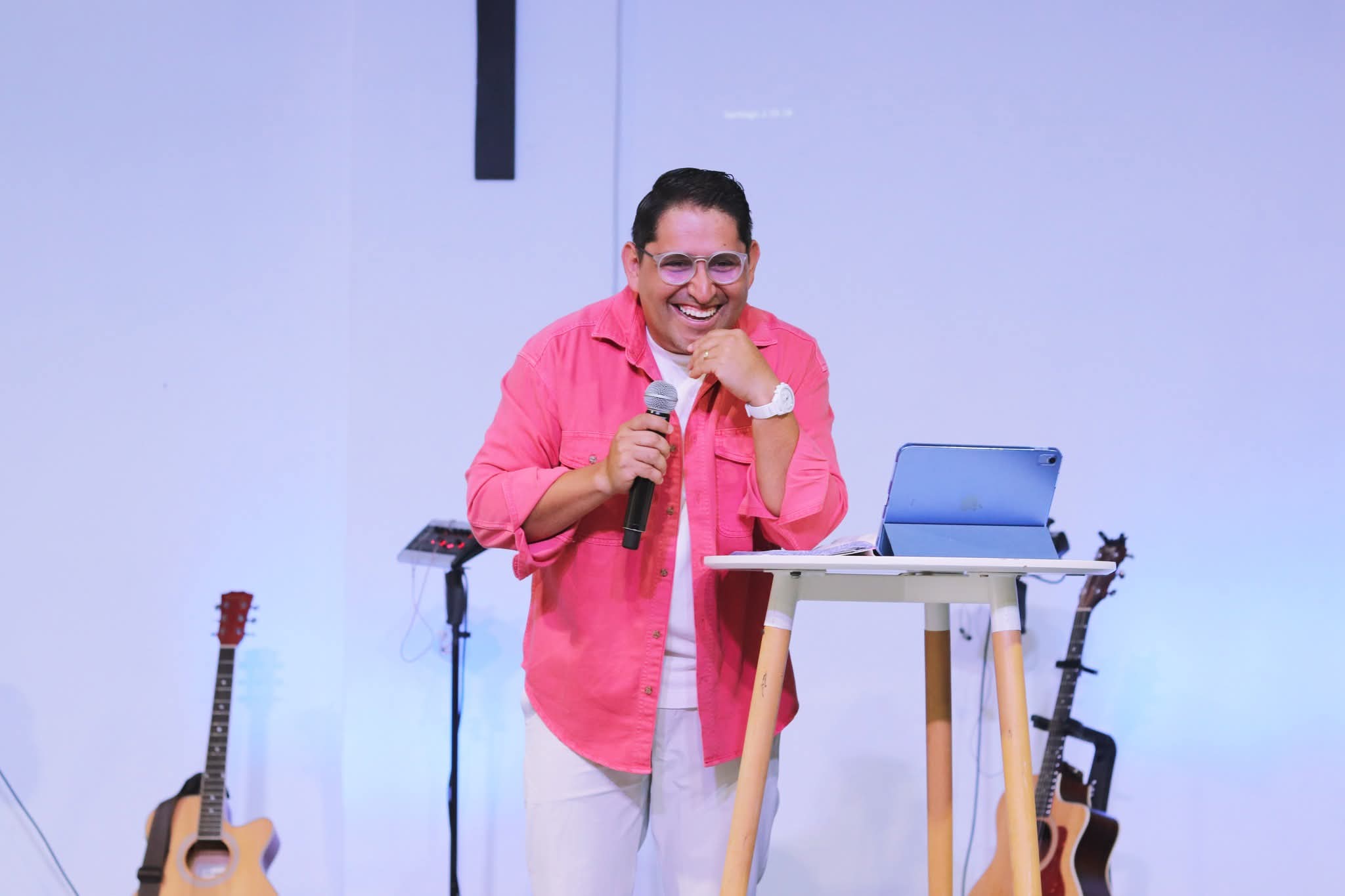 Mujer cantando y tocando la guitarra